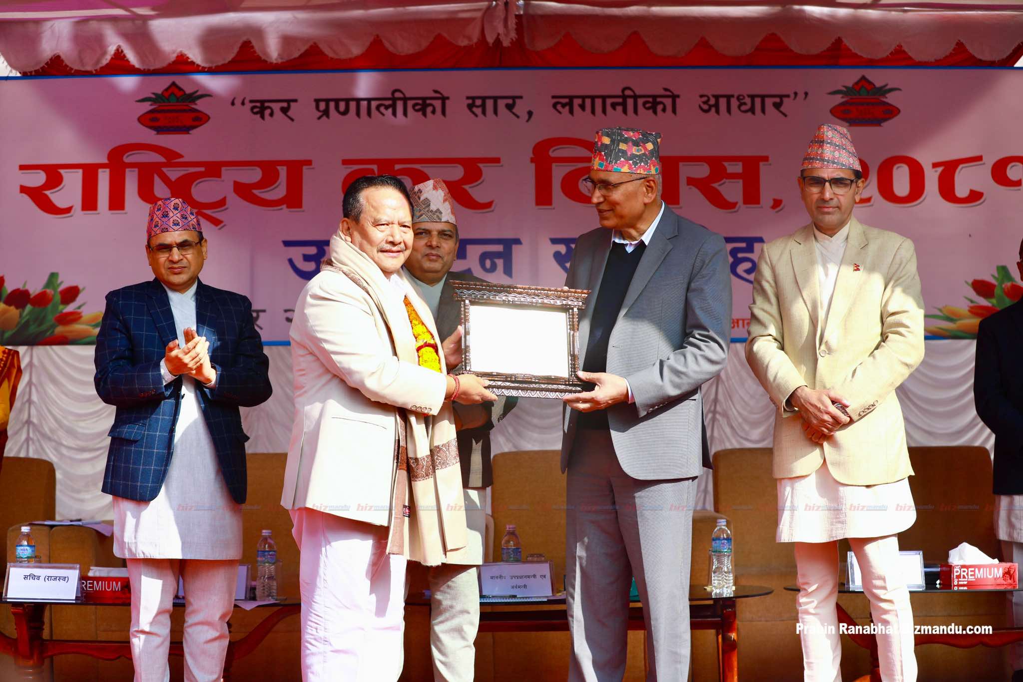 वस्तु व्यापारमा बढी कर तिर्ने भाटभटेनी अध्यक्ष गुरूङलाई सरकारको सम्मान
