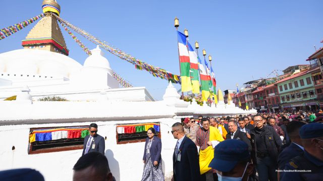 स्वयम्भूपछि बौद्ध पुगेर भुटानी राजा वाङ्चुकले गरे पूजा, विनोद चौधरी पनि सँगसँगै (तस्विरहरु)