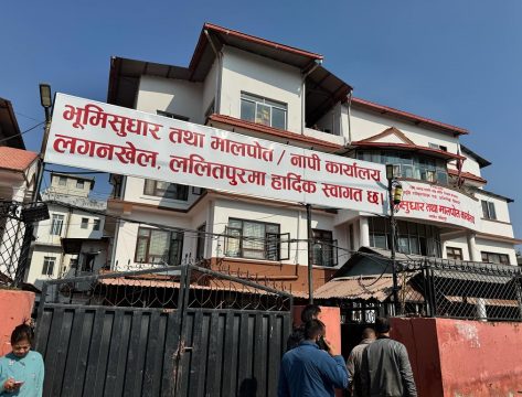बिचौलिया पक्राउपछि लेखपढी व्यवसायी आन्दोलित, ‘मालपोतमा हामीले काम गर्न पाउनुपर्‍यो’