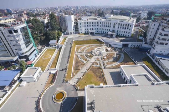 तस्विरमा नेपाल राष्ट्र बैंकको नवनिर्मित भवन, दुई विभागको सेवा अब थापाथलीबाट