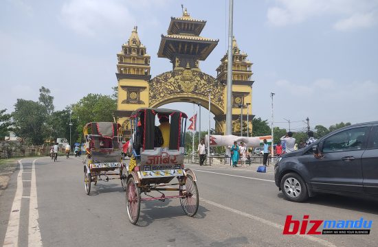 सन्दर्भ अन्तर्राष्ट्रिय श्रम दिवस : रिक्साचालक भन्छन् ‘यात्रु नपाउँदा गुजारा नै गाह्रो भयो’