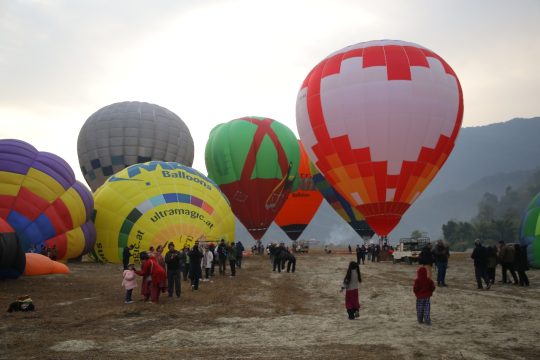 पोखरामा अन्तर्राष्ट्रिय बलुन महोत्सव  सुरु, फेवा माथि ‘हट एयर बेलुन’बाट सयर