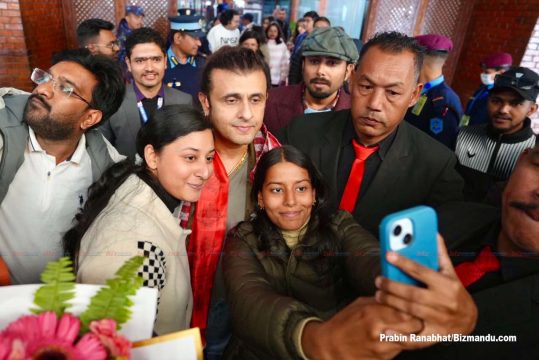 काठमाडौं आइपुगे भारतीय गायक सोनु निगम, आज साँझ ह्यातमा कन्सर्ट (तस्विरहरु)
