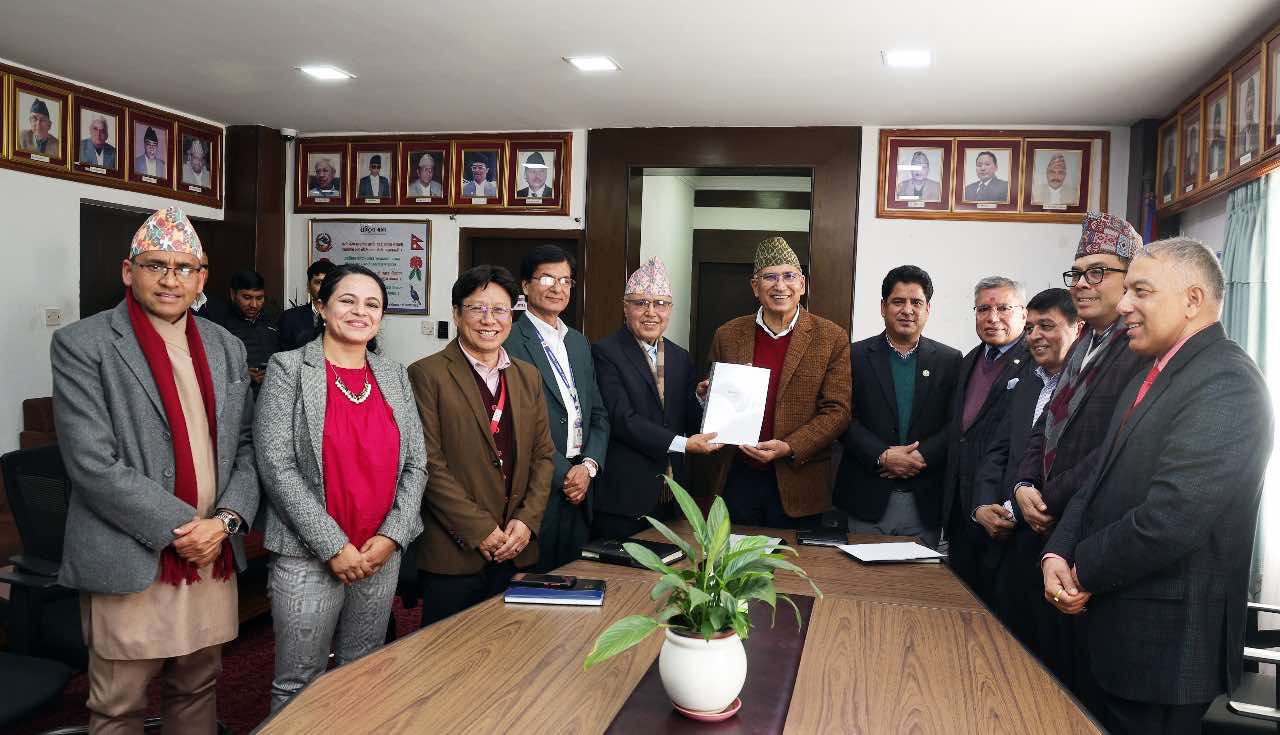 खनाल आयोगले अर्थमन्त्रीलाई बुझायो अन्तरिम प्रतिवेदन, अर्थतन्त्र सुधार्न दियो यस्ता सुझाव खनाल आयोगले अर्थमन्त्रीलाई बुझायो अन्तरिम प्रतिवेदन, अर्थतन्त्र सुधार्न दियो यस्ता सुझाव