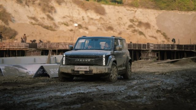 गोकर्ण फरेस्ट रिसोर्टको ट्र्याकमा इलेक्ट्रिक एसयूभी जेइको जे सिक्सको अफ-रोड टेस्ट ड्राइभ