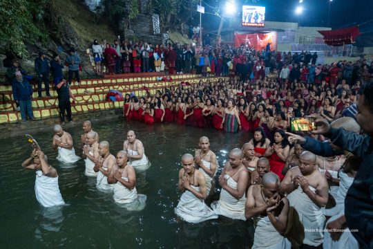 साँखुस्थित शालीनदीमा बिहानैदेखि व्रतालुको भीड, एक महिने माधवनारायण मेला सुरु