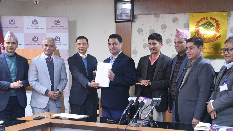 स्वास्थ्य बीमा सुधार गर्न गठित समितिको प्रतिवेदन बुझ्दै पौडेलले भने- अध्ययन गरेर लागू गर्छौँ स्वास्थ्य बीमा सुधार गर्न गठित समितिको प्रतिवेदन बुझ्दै पौडेलले भने- अध्ययन गरेर लागू गर्छौँ