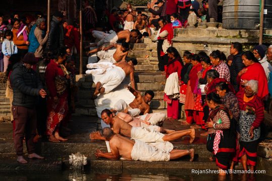 भक्तपुरमा माधवनारायण व्रत सुरु, हनुमानघाटमा स्नान (तस्विरहरु)