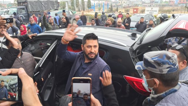 रविलाई घरबाटै प्रहरीले गर्‍यो पक्राउ, लामिछानेले भने : दुनियाँको सबै ढोका ढकढकाउँछु