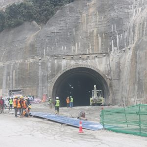 सिद्धबाबा सुरुङको काम सामान बाटोमा अड्किएपछि रोकियो, गाडी चलाउने समय सर्‍यो तीन महिना
