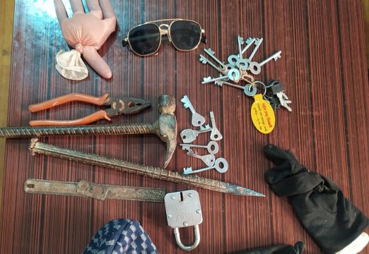 चाबीको झुप्पो बोकेर चोर्न राति बैंकमा पसेका युवक पक्राउ, भन्छन्-‘खान खर्च नभएर चोर्न आएँ’