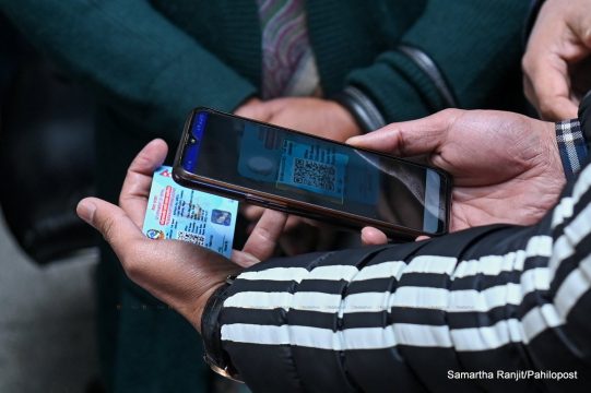 बुढानीलकण्ठमा घरै लिएर अनलाइन जुवा, २३ जना अपरेटर समातेर ८८ वटा मोबाइल हेर्दै प्रहरी