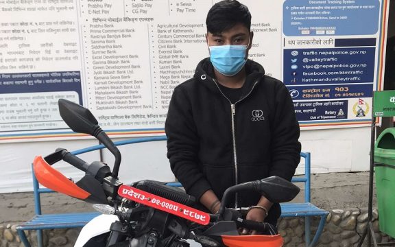 भन्सार छलेर ल्याइएको मोटरसाइकलसहित एक जना ट्राफिक प्रहरीको नियन्त्रणमा