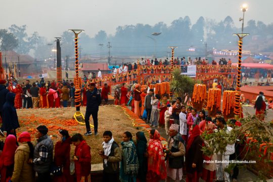 पशुपतिनाथको दर्शन गर्न बिहानैदेखि भक्तजनको लाम, महाशिवरात्रीमा यस्तो देखिन्छ पाशुपत क्षेत्र