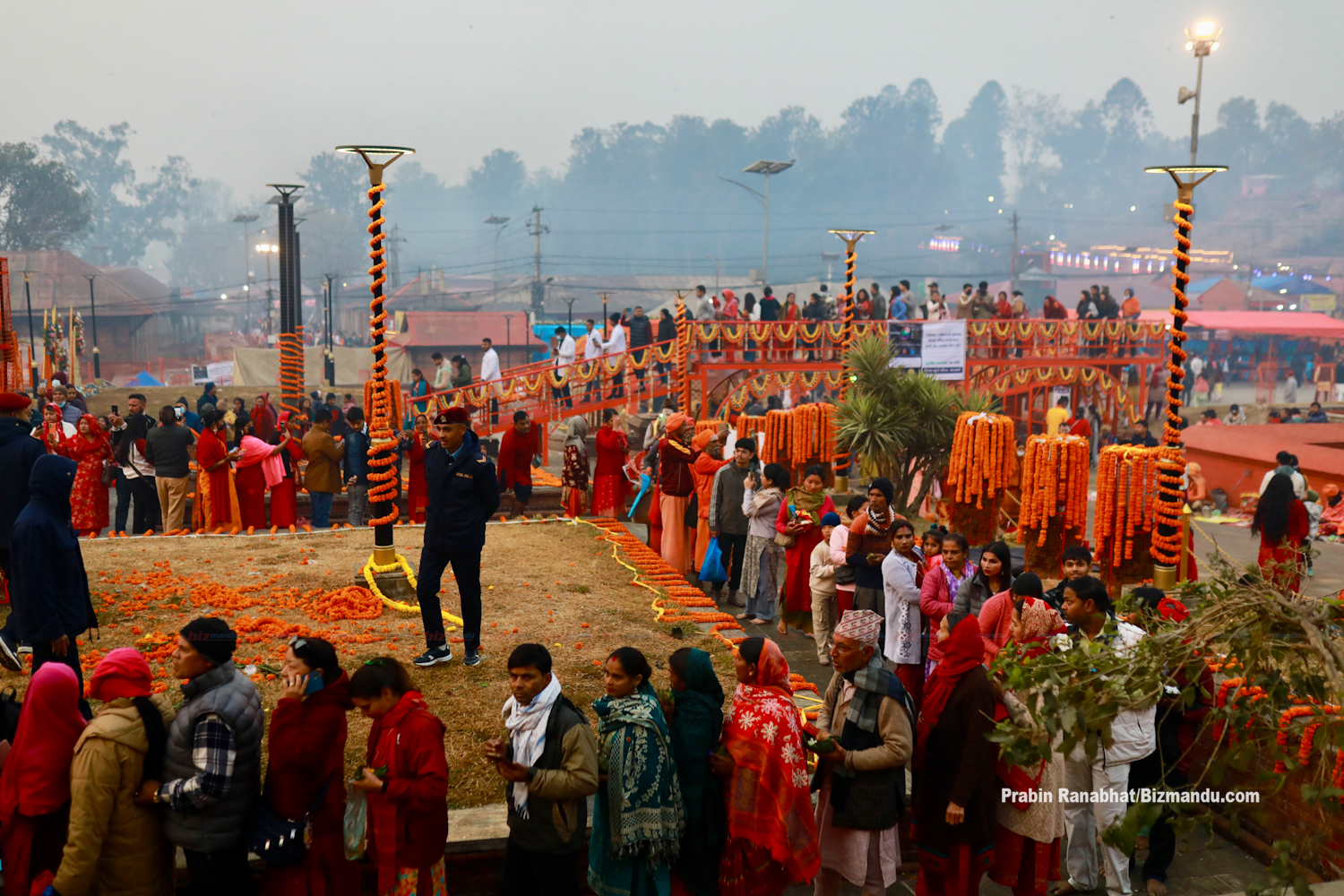 पशुपतिनाथको दर्शन गर्न बिहानैदेखि भक्तजनको लाम, महाशिवरात्रीमा यस्तो देखिन्छ पाशुपत क्षेत्र पशुपतिनाथको दर्शन गर्न बिहानैदेखि भक्तजनको लाम, महाशिवरात्रीमा यस्तो देखिन्छ पाशुपत क्षेत्र