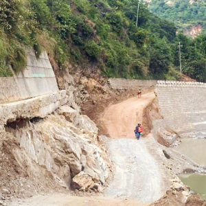 बिपी राजमार्गमा दुई खण्डको पुनर्निर्माण गर्न ठेक्का सम्झौता, काम वर्षापछि मात्रै सुरु हुने