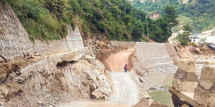 बिपी राजमार्गमा दुई खण्डको पुनर्निर्माण गर्न ठेक्का सम्झौता, काम वर्षापछि मात्रै सुरु हुने