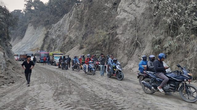 समयमै काम नहुँदा दाउन्ने खण्डको यात्रा कष्टपूर्ण, ‘१४ किलोमिटर पार गर्न २/३ घण्टा लाग्छ’