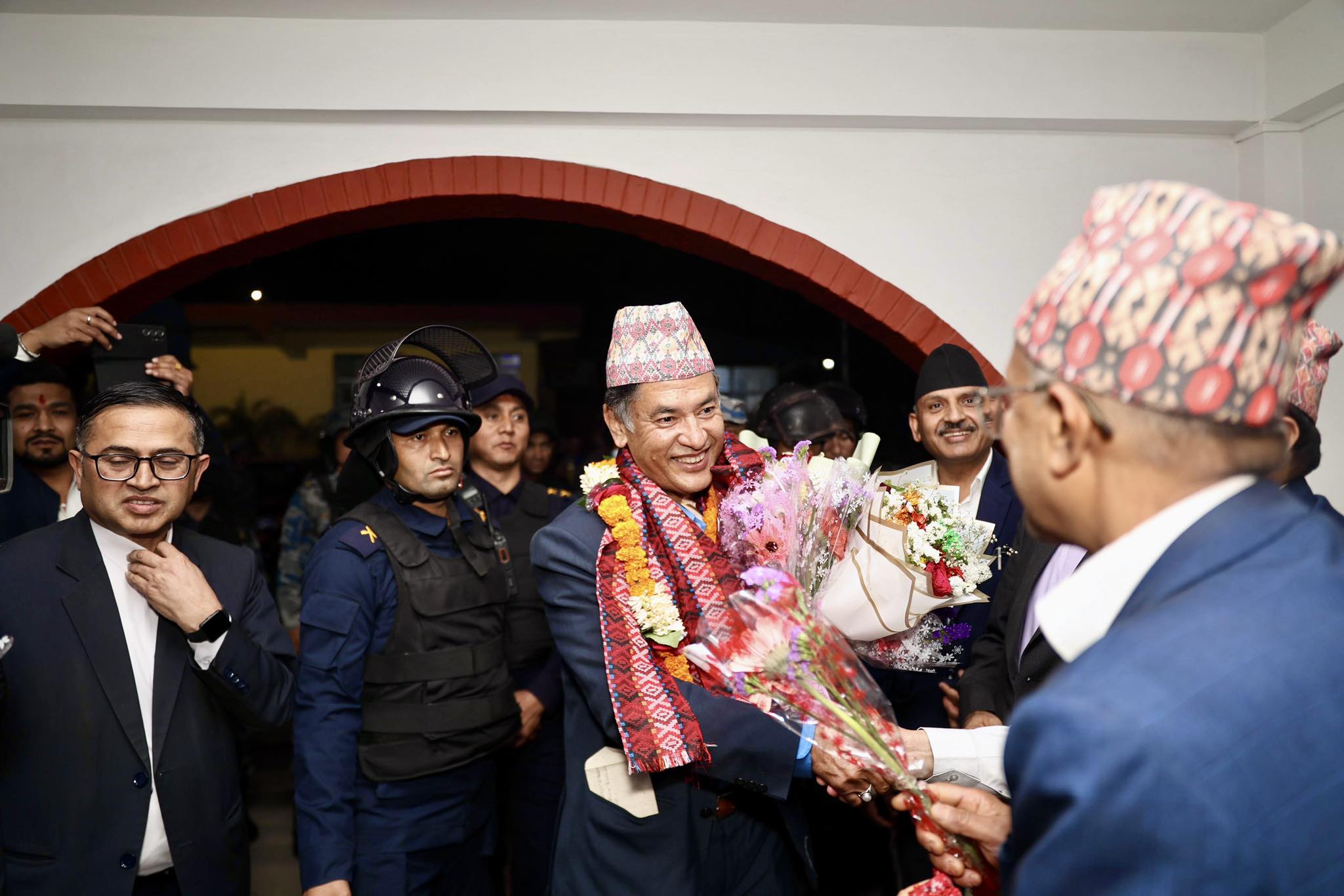 पहिलो निर्णयबाट नै प्राधिकरणका एमडी हितेन्द्रदेवलाई बुमर्याङ, कर्मचारी विनियमावली संशोधनबाट पछि हट्दै पहिलो निर्णयबाट नै प्राधिकरणका एमडी हितेन्द्रदेवलाई बुमर्याङ, कर्मचारी विनियमावली संशोधनबाट पछि हट्दै