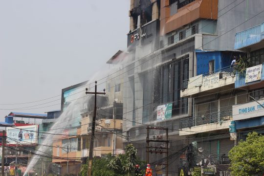 इटहरीको सेन्टर प्लाजामा आगलागी, फसेकाहरूको उद्धारका लागि हेलिकप्टर पठाइँदै