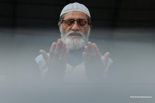 ईद मुबारक : मस्जिदमा नमाज पछि अंकमाल गर्दै शुभकामना साटासाट (तस्विरहरु)