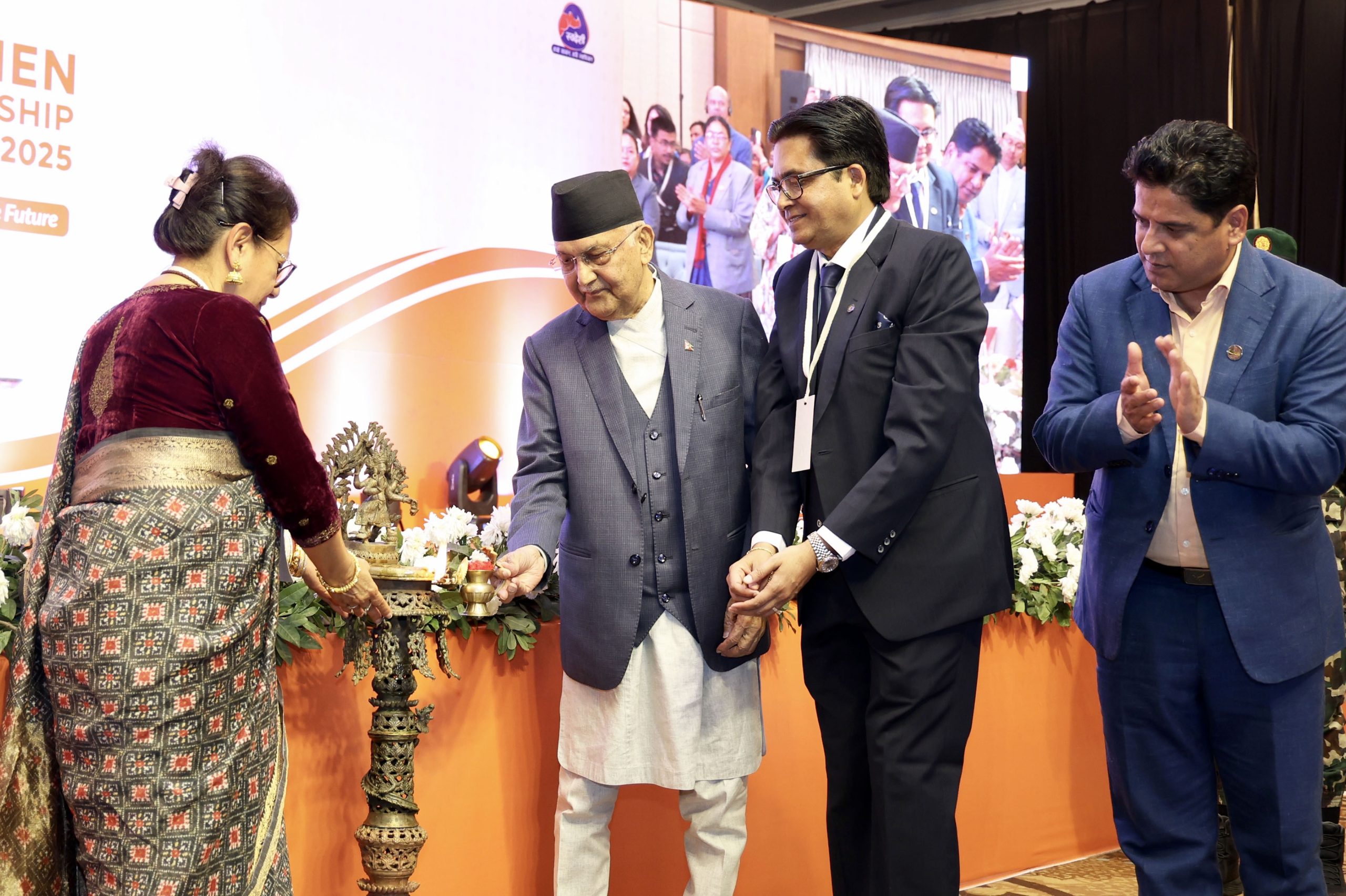 निजी क्षेत्रलाई प्रोत्साहित गर्ने ओलीको भनाइ, ‘कानुन काम गर्न सहयोगी खालका बनाउँछौं’ निजी क्षेत्रलाई प्रोत्साहित गर्ने ओलीको भनाइ, ‘कानुन काम गर्न सहयोगी खालका बनाउँछौं’