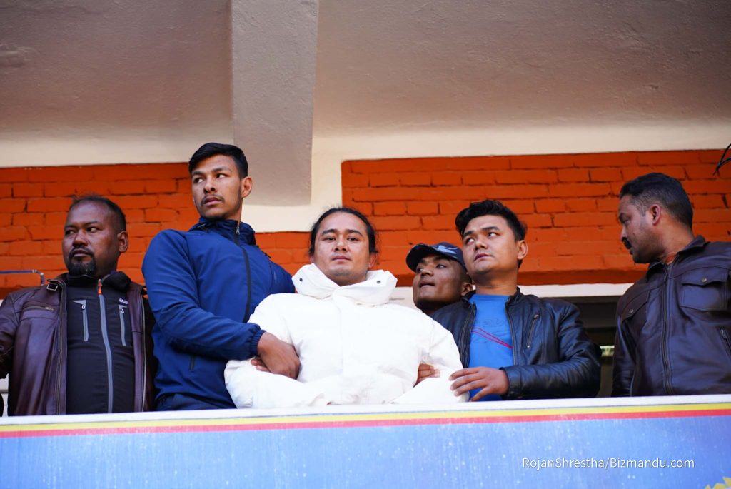 १७ वर्षमा जंगल छिरेर करोडौं जोडेका बमजन, जग्गादेखि विलासी गाडीको खुलाउन सकेनन् स्रोत १७ वर्षमा जंगल छिरेर करोडौं जोडेका बमजन, जग्गादेखि विलासी गाडीको खुलाउन सकेनन् स्रोत