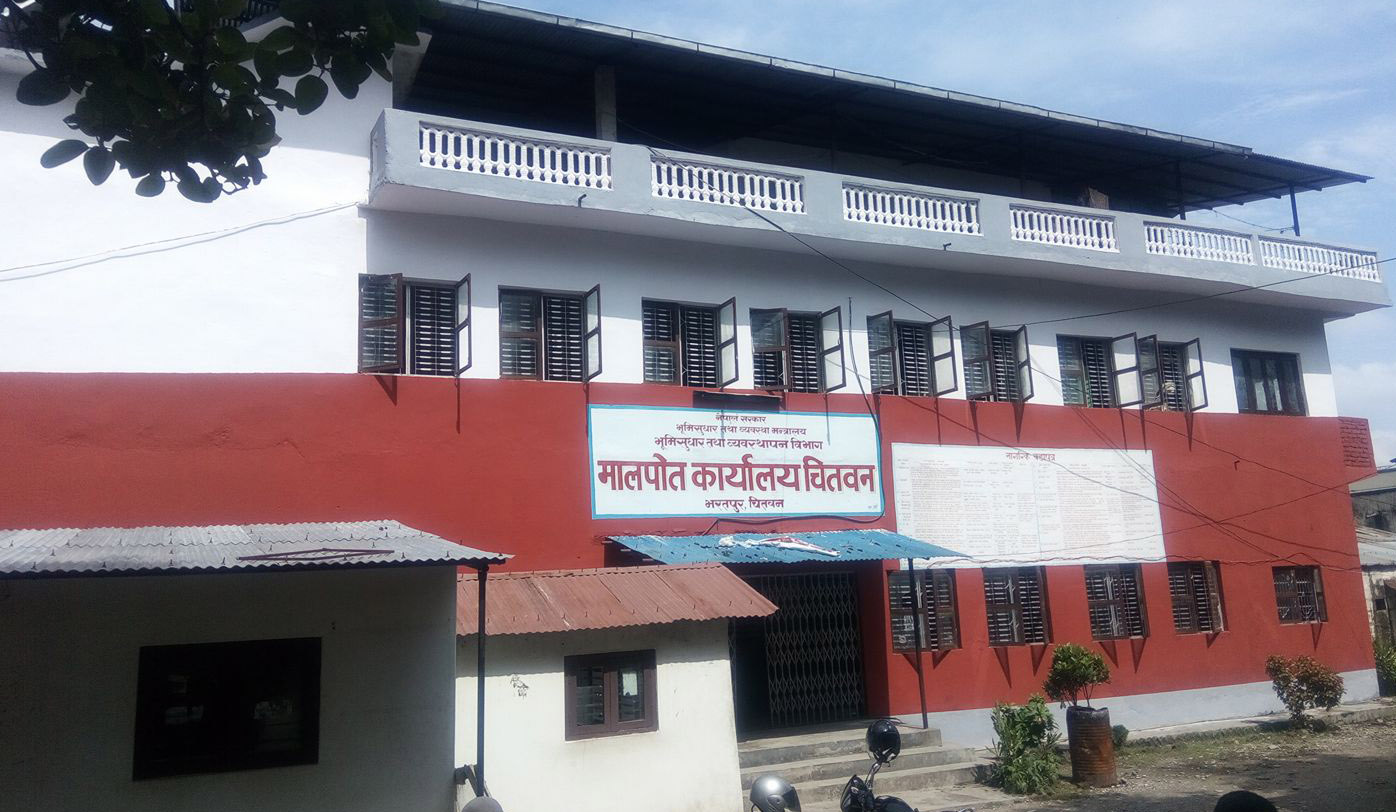चितवन मालपोत उठाउँछ वर्षमा अर्ब हाराहारी राजस्व, कार्यालय भने चर्किएको भवनमा