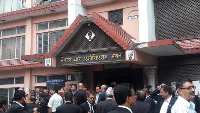 सर्वोच्च प्रशासनविरुद्ध कानुन व्यवसायीले प्रदर्शन गर्ने, समीक्षाको अभिव्यक्ति रेकर्डबाट हटाउन माग