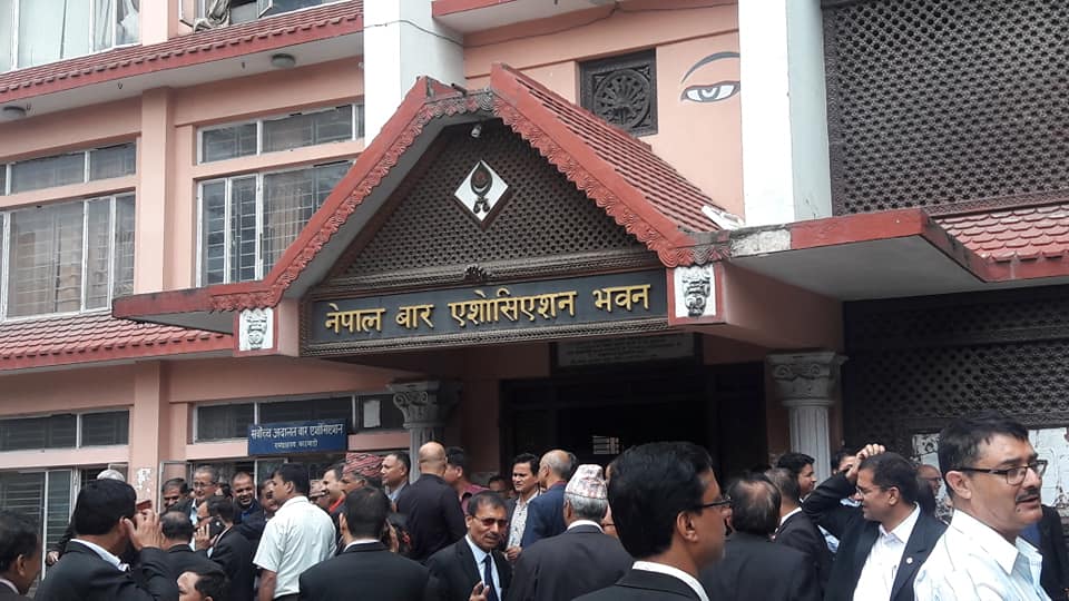 सर्वोच्च प्रशासनविरुद्ध कानुन व्यवसायीले प्रदर्शन गर्ने, समीक्षाको अभिव्यक्ति रेकर्डबाट हटाउन माग