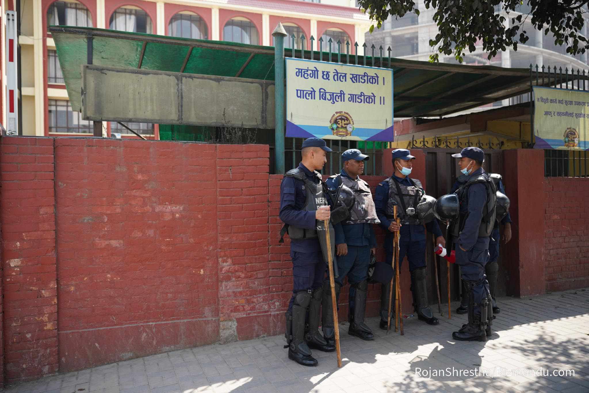 विद्युत प्राधिकरणको प्रधान कार्यालय बाहिर बढाइएको सुरक्षा, जनपद र सशस्त्र प्रहरी तैनाथ विद्युत प्राधिकरणको प्रधान कार्यालय बाहिर बढाइएको सुरक्षा, जनपद र सशस्त्र प्रहरी तैनाथ