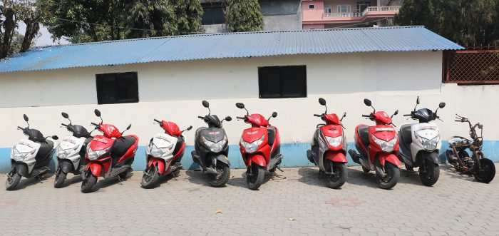 पोखरामा स्कुटर आगजनी घटना अनुसन्धानका क्रममा चोरीका १० स्कुटर बरामद, ८ पक्राउ