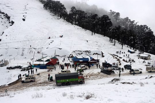 हिउँ खेल्न लोभिएका आन्तरिक पर्यटक रूकुम पूर्वको पातिहाल्नामा