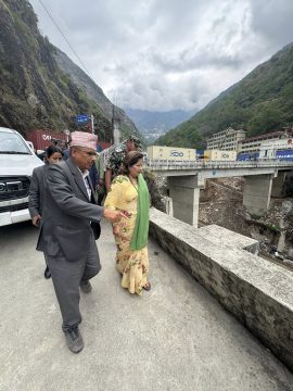 परराष्ट्रमन्त्री आरजु राणा तातोपानी नाका निरीक्षणमा,  व्यवस्थित गर्न पहल गर्ने आश्वासन