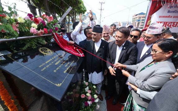 भरतपुरको ६ लेन सडक उद्घाटनमा ओलीले भने- अहिले चुनाव लाग्या छैन, सधैं राजनीति नगरौं
