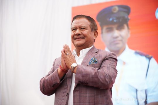 भाटभटेनीबाट मीनबहादुरको प्रश्न : दुर्गा प्रसाईंको अस्पतालमा ढुंगा हान्यो भने उसको मन रुँदैन?