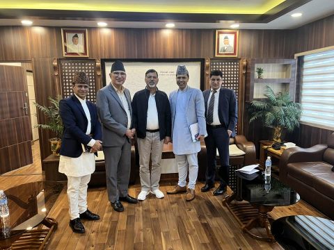 अर्थमन्त्री पौडेलसँग जनार्दन शर्माको भेट, पुनर्निर्माणलाई प्राथमिकतामा राखेर बजेट बनाउन सुझाव