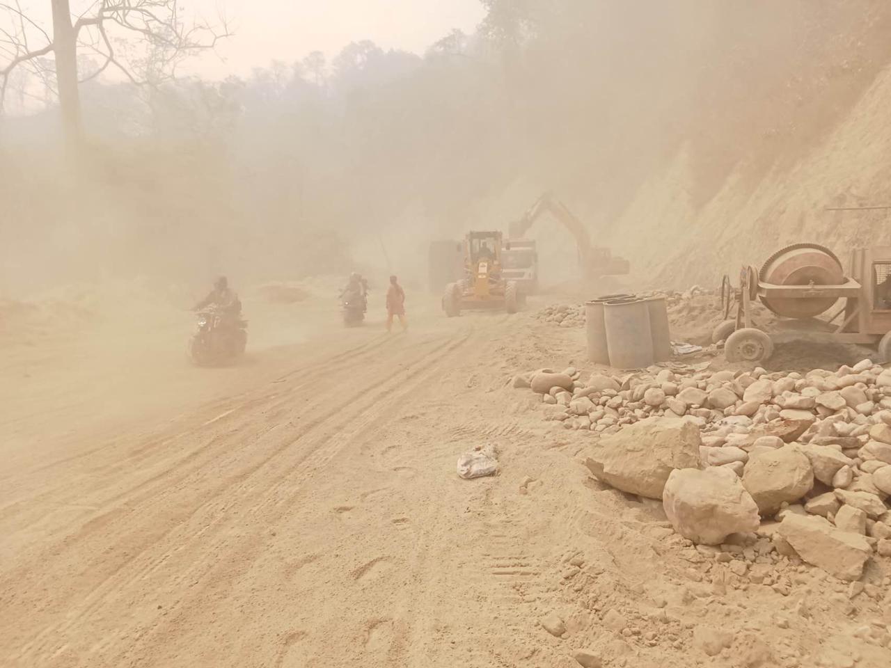 सडक सकसको मारमा व्यवसायी : बारम्बारको राजमार्ग अवरुद्धले सामान ढुवानी गर्न मुस्किल,भाडा पनि महंगियो सडक सकसको मारमा व्यवसायी : बारम्बारको राजमार्ग अवरुद्धले सामान ढुवानी गर्न मुस्किल,भाडा पनि महंगियो