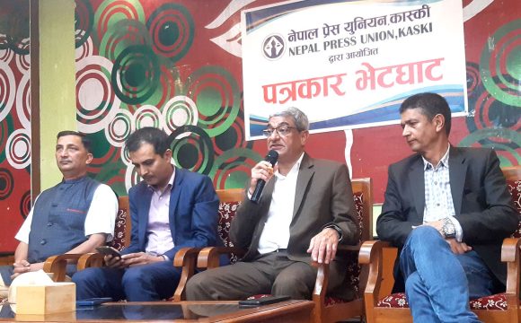 सरकार ढल्छ ढल्छ भनिदिनुहुन्छ अनि ढल्दैन है भनेर हामीले भनिरहनुपरेको छ : गृहमन्त्री लेखक