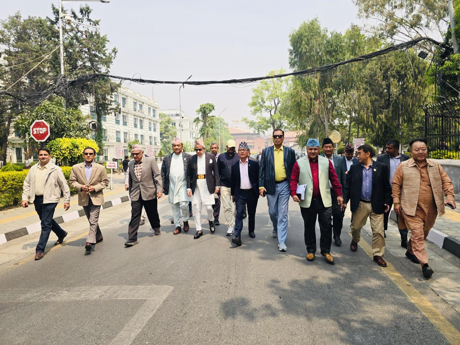 राजेन्द्र लिङ्देनसहित राप्रपाका तीन नेता पक्राउ, सिंहदरबारभित्रै देखाएका थिए प्लेकार्ड राजेन्द्र लिङ्देनसहित राप्रपाका तीन नेता पक्राउ, सिंहदरबारभित्रै देखाएका थिए प्लेकार्ड