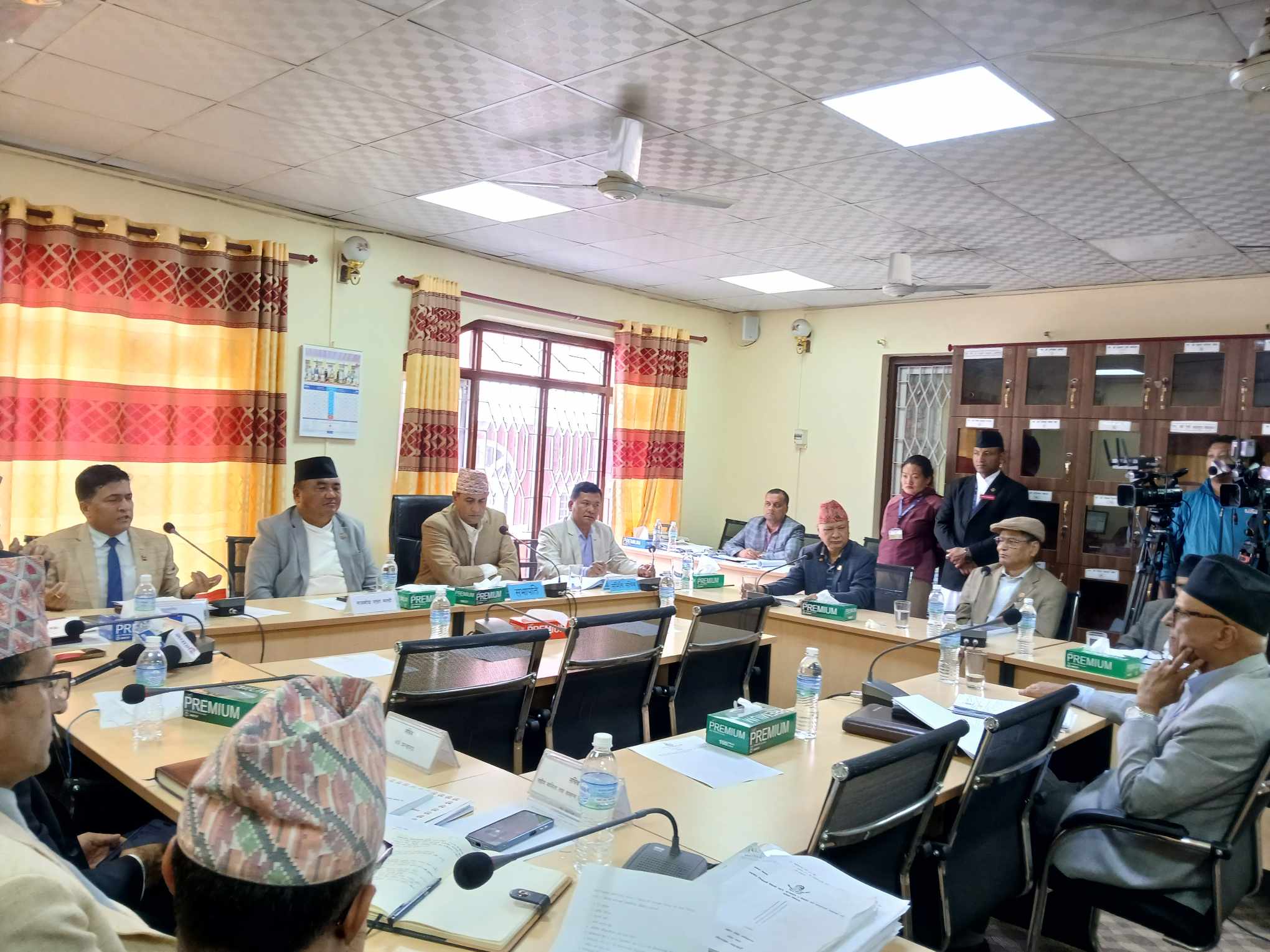 सांसदहरुलाई मुख्यसचिव अर्यालको प्रश्न : अतिरिक्त सचिव नभएर सर्भिस डेलिभरी नभएको हो? सांसदहरुलाई मुख्यसचिव अर्यालको प्रश्न : अतिरिक्त सचिव नभएर सर्भिस डेलिभरी नभएको हो?
