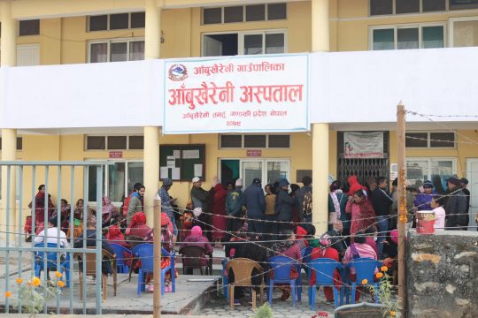 आँबुखैरेनी गाउँपालिकावासीलाई चुमानले दिए राहत, स्कुले विद्यार्थीको सबै उपचार नि:शुल्क