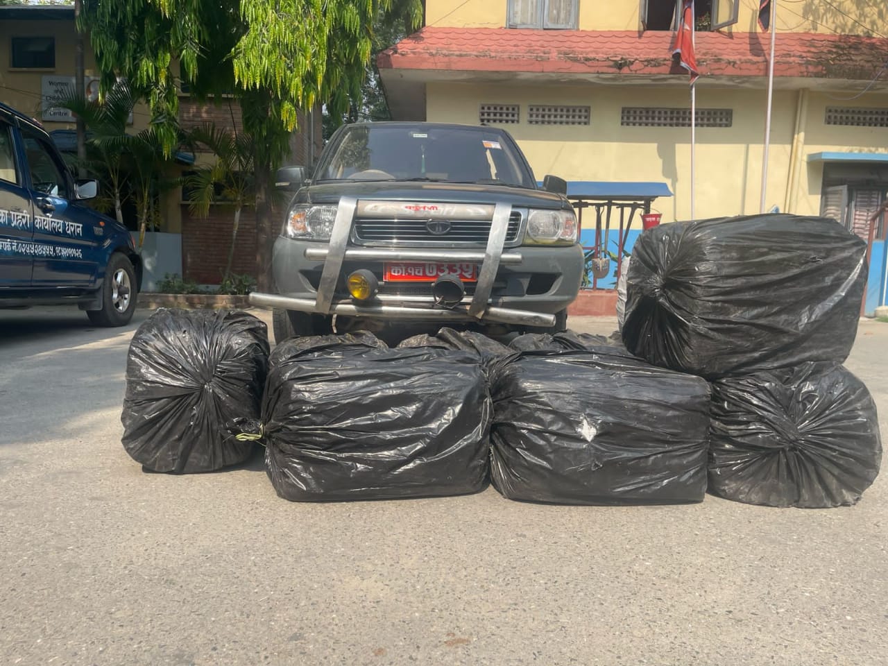 धरानमा रोकिराखेको गाडीबाट ३ क्वीन्टल गाँजा बरामद, फरार चालकलाई खोज्दै प्रहरी धरानमा रोकिराखेको गाडीबाट ३ क्वीन्टल गाँजा बरामद, फरार चालकलाई खोज्दै प्रहरी
