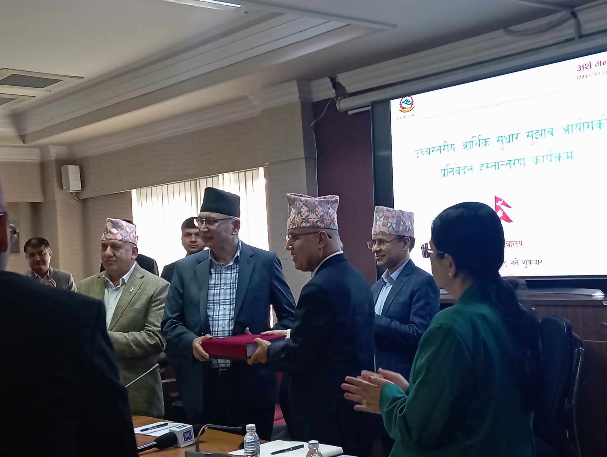 खनाल आयोगको प्रतिवेदन पेस, ‘सार्वजनिक निकायको सुधार नगरी समग्र अर्थतन्त्रको सुधार हुन सक्दैन’ खनाल आयोगको प्रतिवेदन पेस, ‘सार्वजनिक निकायको सुधार नगरी समग्र अर्थतन्त्रको सुधार हुन सक्दैन’