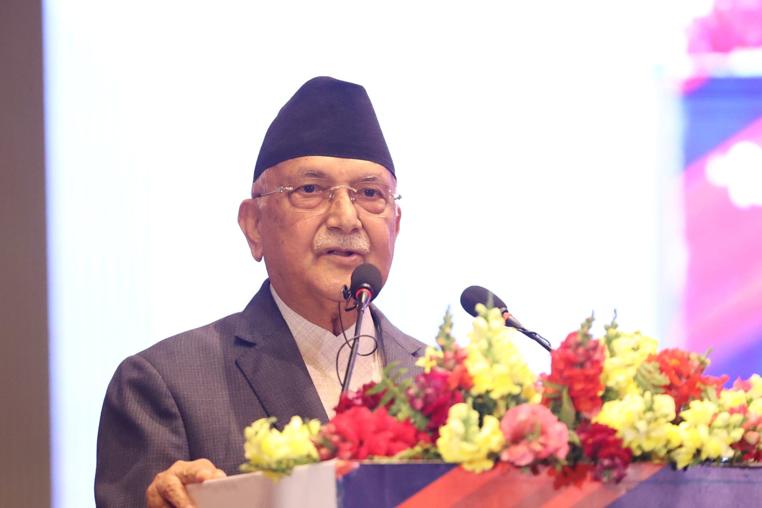 निजी क्षेत्रलाई ओलीले भने : आफ्ना माग पुरा गराउन आन्दोलन गरिरहन पर्दैन