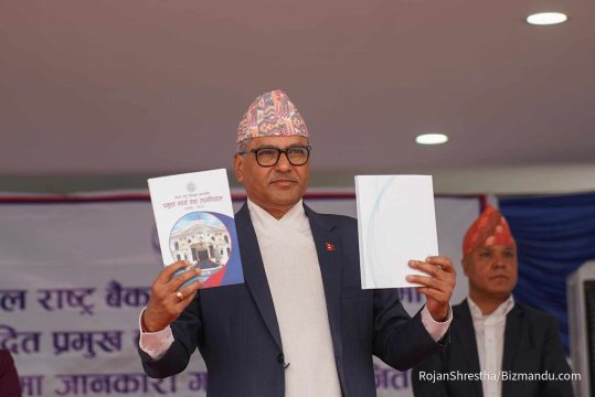 गभर्नर अधिकारीले जाँदाजाँदै भने- केन्द्रीय बैंकमा ठाडो हस्तक्षेप भयो, अर्थतन्त्र लयमा राखें