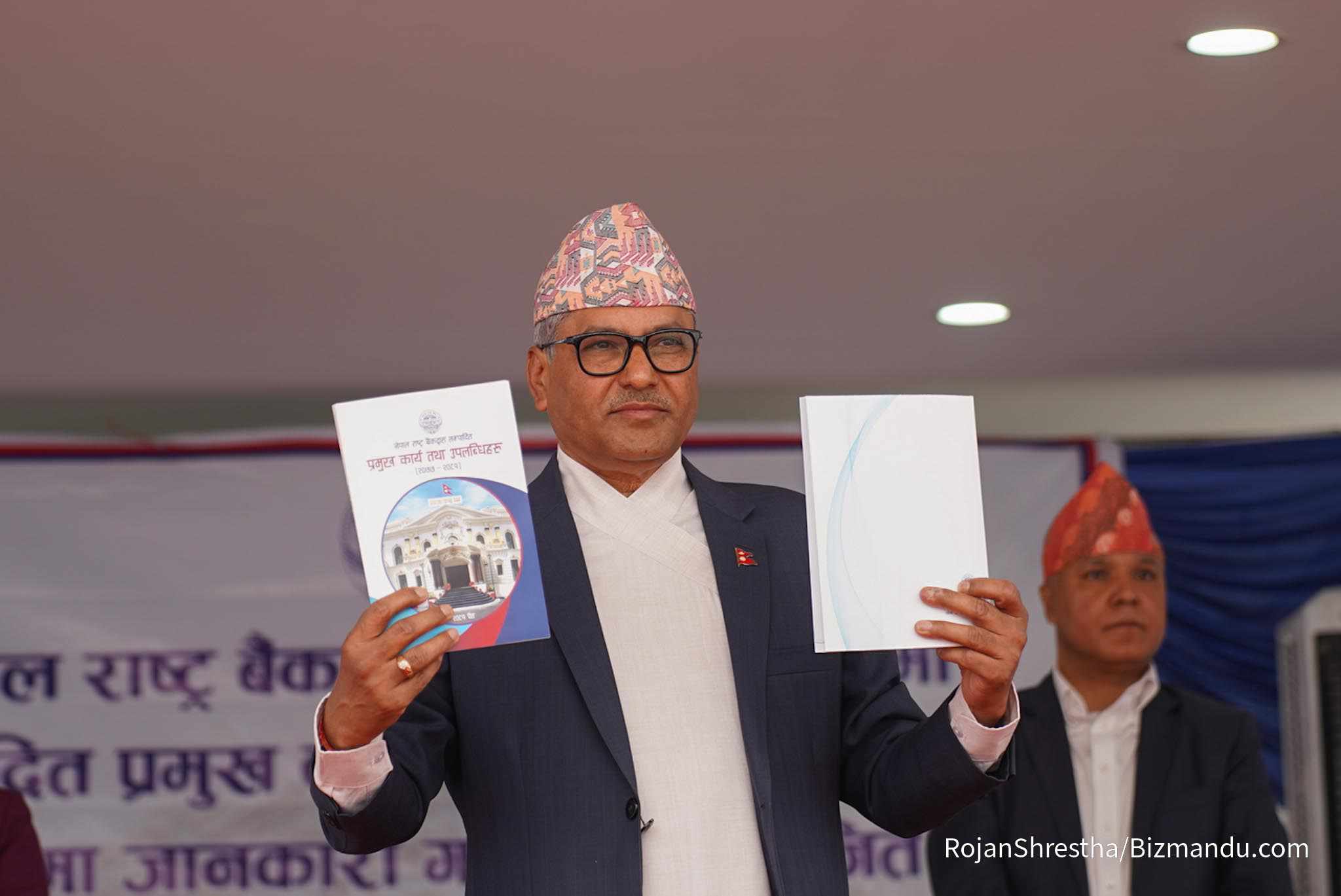 गभर्नर अधिकारीले जाँदाजाँदै भने- केन्द्रीय बैंकमा ठाडो हस्तक्षेप भयो, अर्थतन्त्र लयमा राखें