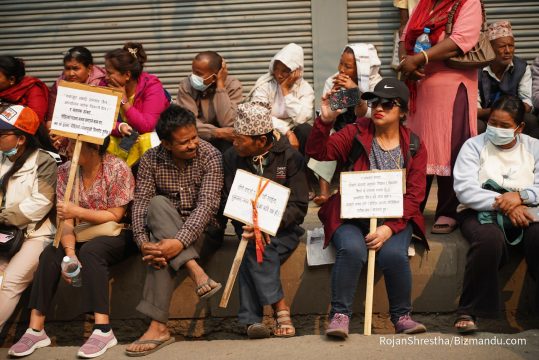 बचत रकम फिर्ता माग्दै सहकारीपीडित र्‍यालीसहित पुगे  बालुवाटार (फोटो फीचर)