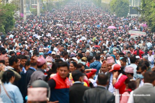 टर्च बाल्दै सडकमा सरकारको खोजी, शिक्षकहरुको प्रदर्शनमा जारी छ नाचगान (तस्विरहरु)