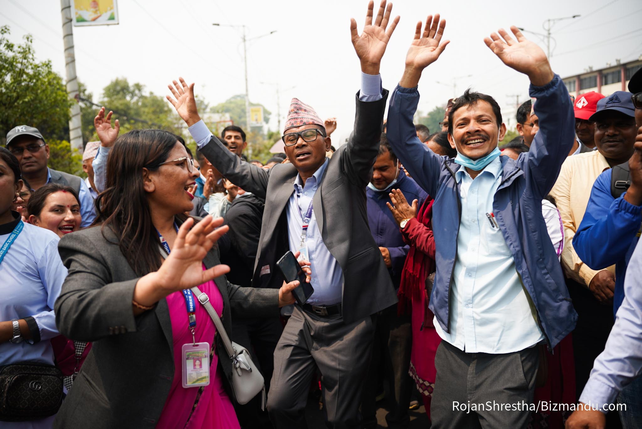 सडकमा नाच्दै गाउँदै शिक्षकहरुको प्रदर्शन, माग पूरा नभएसम्म काठमाडौं नछाड्ने सडकमा नाच्दै गाउँदै शिक्षकहरुको प्रदर्शन, माग पूरा नभएसम्म काठमाडौं नछाड्ने